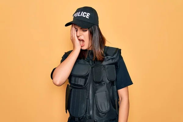 Молода Красива Брюнетка Поліцейська Уніформі Поліції Куленепробивна Кепка Яунінг Втомилася — стокове фото