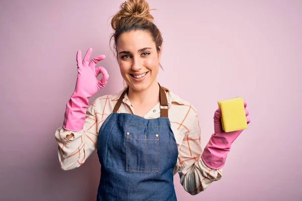 Mulher Limpeza Loira Bonita Fazendo Trabalhos Domésticos Usando Arpon Luvas — Fotografia de Stock