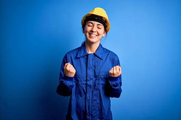 Mladá Krásná Dělnice Modrýma Očima Bezpečnostní Přilbě Uniformě Velmi Šťastná — Stock fotografie