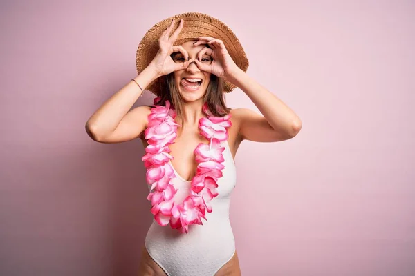 Junge Schöne Brünette Frau Urlaub Badeanzug Und Hawaii Blumen Lei — Stockfoto