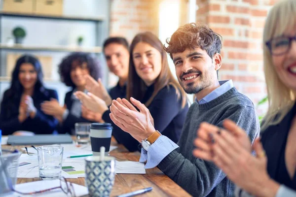 Gruppo Imprenditori Sorridenti Felici Fiduciosi Lavorare Insieme Con Sorriso Sul — Foto Stock