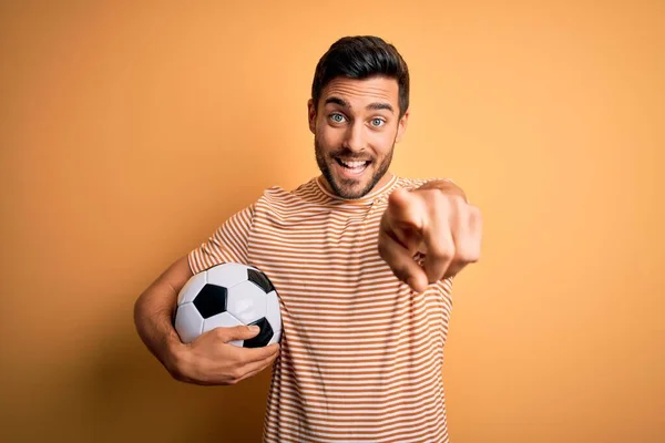Όμορφος Παίκτης Γενειάδα Παίζει Ποδόσφαιρο Κρατώντας Μπάλα Ποδοσφαίρου Πάνω Από — Φωτογραφία Αρχείου