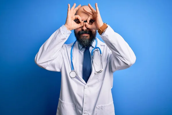 Atractivo Médico Calmado Con Barba Usando Gafas Estetoscopio Sobre Fondo —  Fotos de Stock