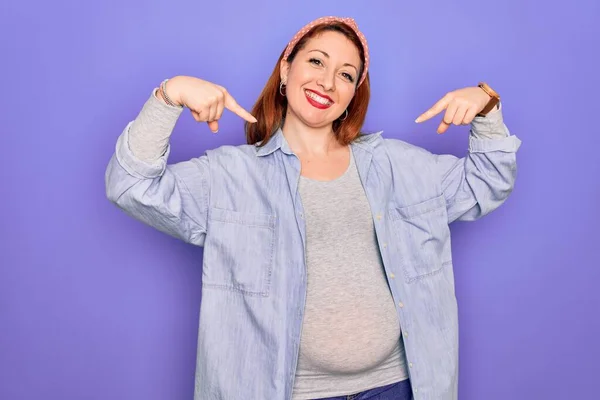 Young Beautiful Redhead Pregnant Woman Expecting Baby Isolated Purple Background — Stock Photo, Image