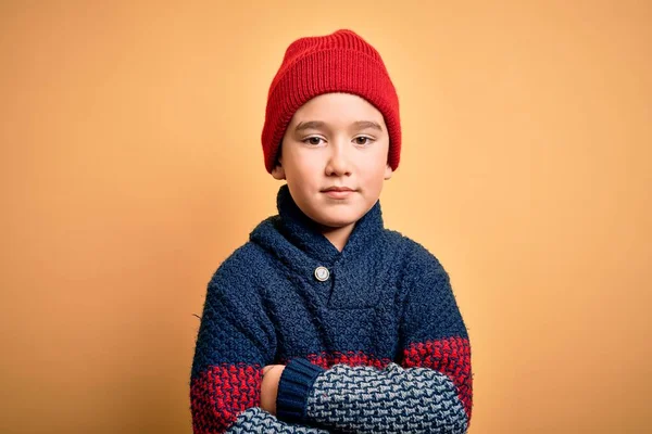 Niño Pequeño Con Gorra Lana Suéter Invierno Sobre Fondo Amarillo — Foto de Stock