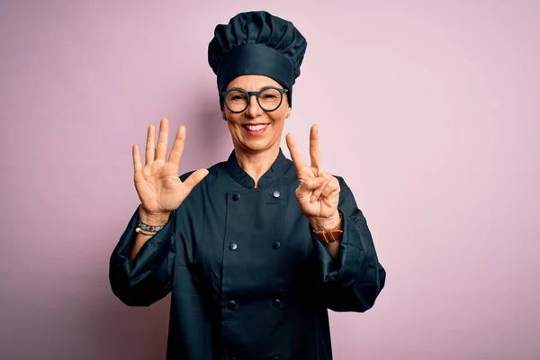 Edad Media Morena Chef Mujer Con Uniforme Cocina Sombrero Sobre — Foto de Stock