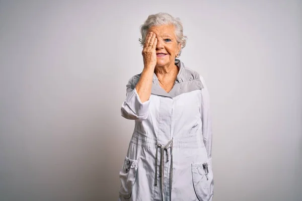 Senior Hermosa Mujer Pelo Gris Con Chaqueta Casual Pie Sobre —  Fotos de Stock