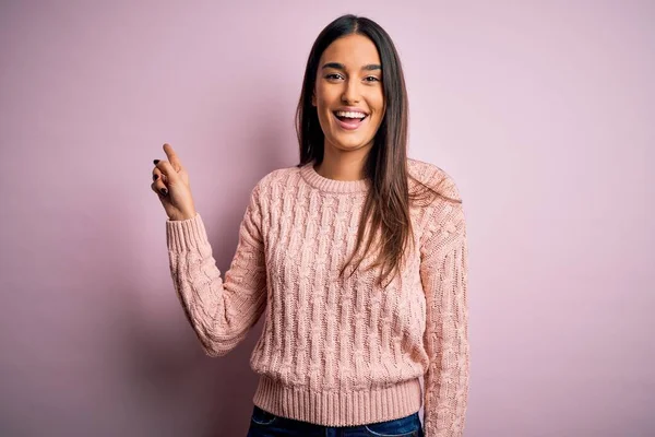 Jovem Bela Mulher Morena Vestindo Camisola Casual Sobre Fundo Rosa — Fotografia de Stock