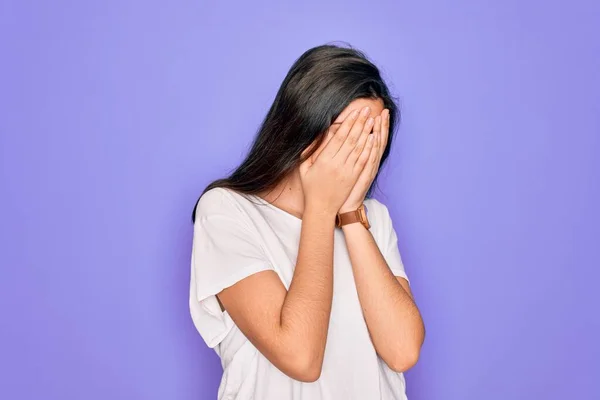 Jeune Belle Femme Brune Portant Shirt Blanc Décontracté Sur Fond — Photo