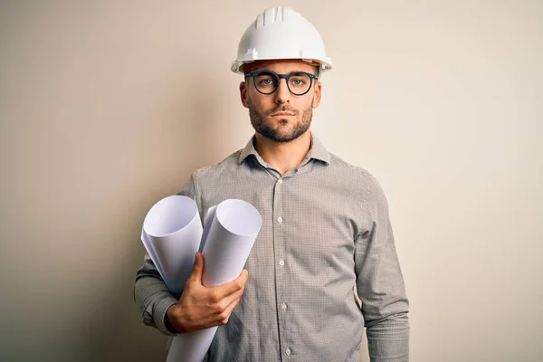 Jovem Arquiteto Homem Vestindo Capacete Empreiteiro Segurando Plano Papel Projeto — Fotografia de Stock