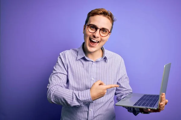 Jovem Bonito Ruiva Empresário Trabalhando Usando Laptop Sobre Fundo Roxo — Fotografia de Stock