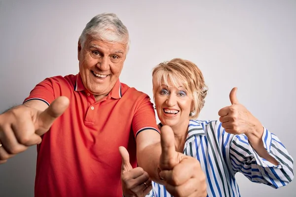 Senior Vackra Par Står Tillsammans Över Isolerad Vit Bakgrund Godkänner — Stockfoto