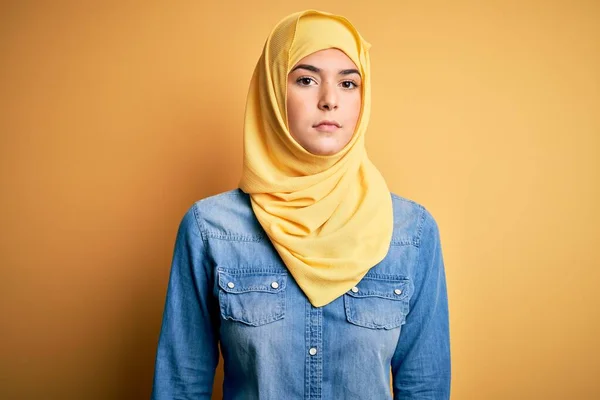 Jong Mooi Meisje Dragen Moslim Hijab Staan Geïsoleerde Gele Achtergrond — Stockfoto