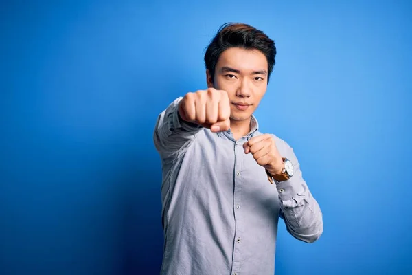 Jeune Bel Homme Chinois Portant Une Chemise Décontractée Debout Sur — Photo