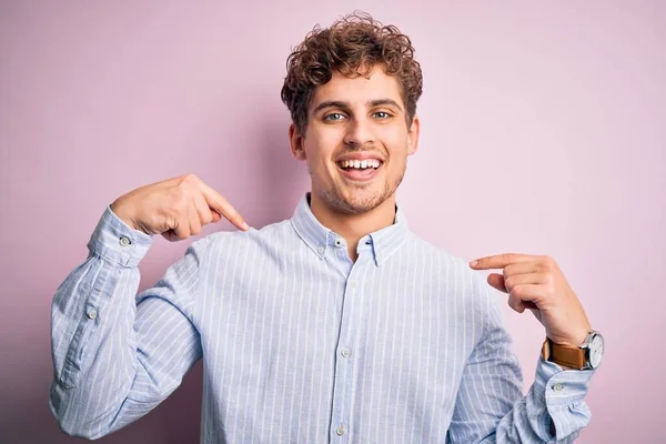 Joven Hombre Guapo Rubio Con Pelo Rizado Con Camisa Rayas — Foto de Stock