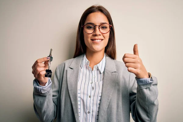 Ung Vacker Brunett Hus Agent Kvinna Håller Nyckel Hem Över — Stockfoto