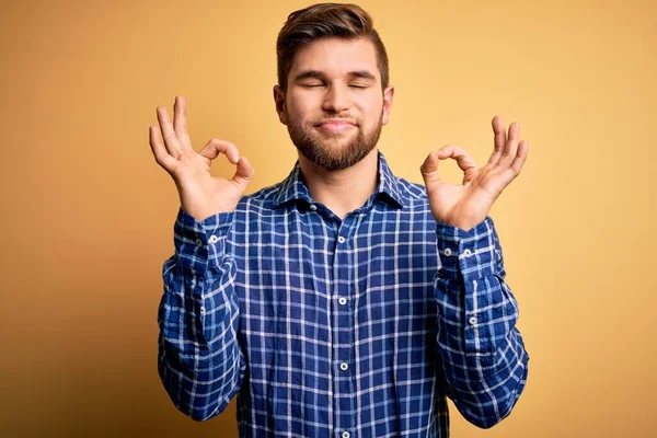 Jovem Empresário Loiro Com Barba Olhos Azuis Vestindo Camisa Sobre — Fotografia de Stock