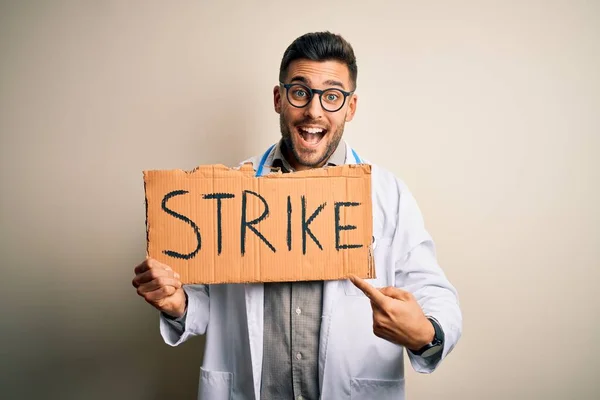 Young Handsome Doctor Man Protesting Holding Cardboard Strike Message Very — Stock Photo, Image