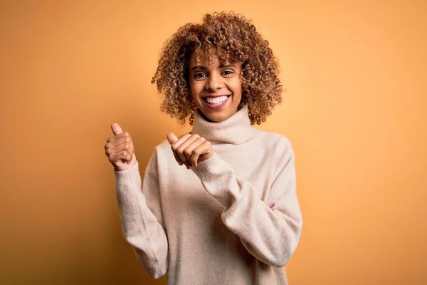 Jovem Mulher Americana Africana Bonita Vestindo Camisola Gola Alta Sobre — Fotografia de Stock