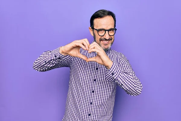 Homem Bonito Meia Idade Vestindo Camisa Casual Óculos Sobre Fundo — Fotografia de Stock