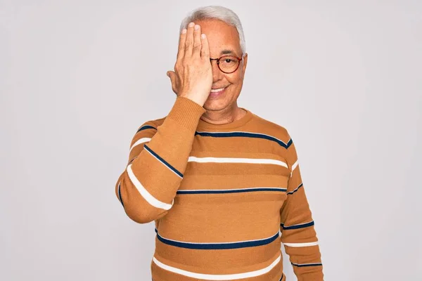 Starší Šedovlasý Pohledný Muž Středního Věku Brýlemi Ležérním Pruhovaným Svetrem — Stock fotografie