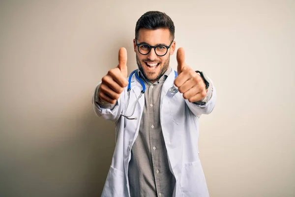 Mladý Lékař Muž Brýlemi Lékařským Bílým Pláštěm Stetoskopem Izolovaném Pozadí — Stock fotografie