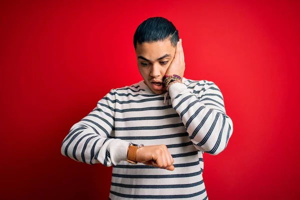 Ung Brasiliansk Man Bär Casual Randig Shirt Stående Över Isolerad — Stockfoto