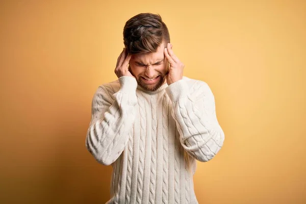 수염을 기르고 금발의 남자가 스웨터를 통때문에 손으로 머리를 편두통으로 고생하다 — 스톡 사진
