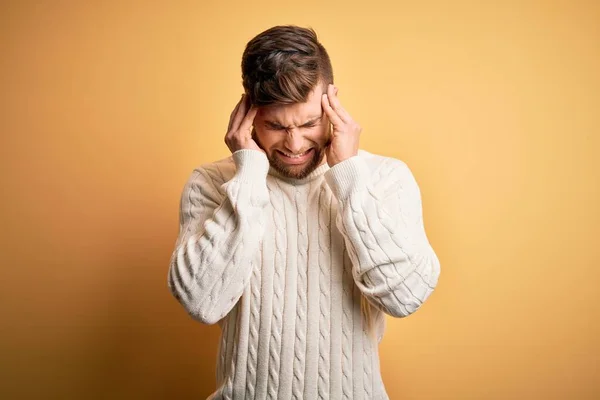 Giovane Uomo Biondo Con Barba Gli Occhi Azzurri Indossa Maglione — Foto Stock