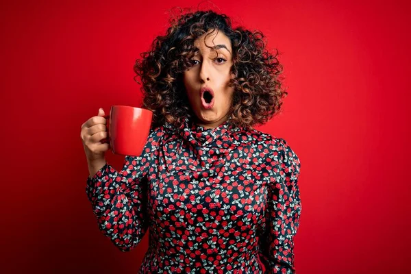 Jovem Bela Árabe Encaracolado Mulher Bebendo Caneca Café Sobre Isolado — Fotografia de Stock