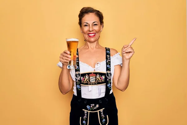 Mulher Morena Meia Idade Vestindo Vestido Tradicional Alemão Oktoberfest Beber — Fotografia de Stock