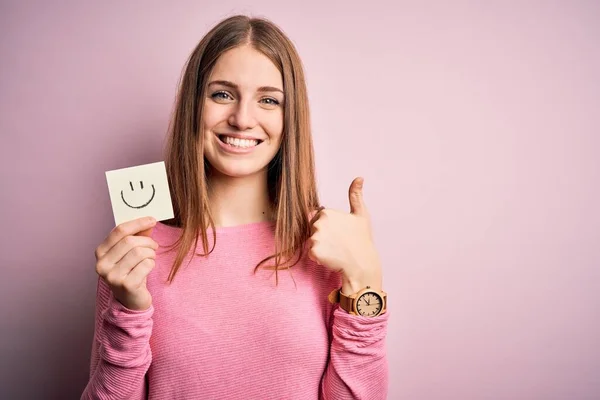 Jonge Mooie Roodharige Vrouw Houden Herinnering Papier Met Glimlach Emoji — Stockfoto