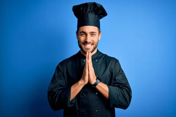 Jovem Chef Bonito Homem Com Barba Vestindo Uniforme Fogão Chapéu — Fotografia de Stock