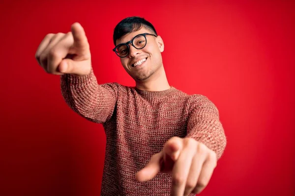 Mladý Pohledný Hispánec Šprtských Brýlích Červeném Pozadí Ukazuje Prstem Vás — Stock fotografie