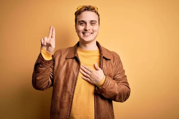 Jovem Homem Ruivo Bonito Vestindo Jaqueta Couro Casual Sobre Fundo — Fotografia de Stock