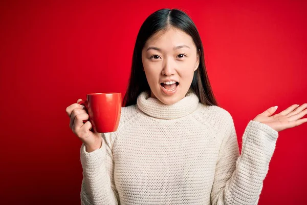 Joven Mujer Asiática Bebiendo Una Taza Café Caliente Sobre Fondo — Foto de Stock