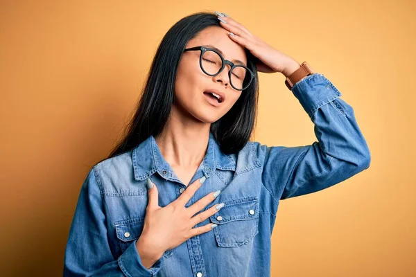 Jovem Mulher Chinesa Bonita Vestindo Camisa Ganga Casual Sobre Fundo — Fotografia de Stock