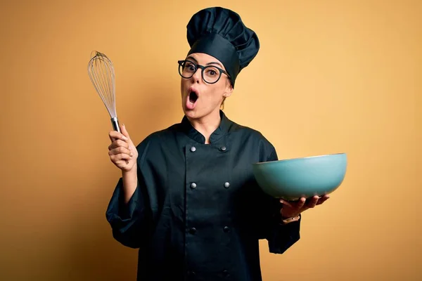 Jovem Bela Mulher Chef Morena Vestindo Uniforme Fogão Chapéu Segurando — Fotografia de Stock