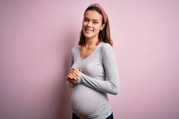 Jong Mooi Tiener Meisje Zwanger Verwacht Baby Geïsoleerde Roze Achtergrond — Stockfoto