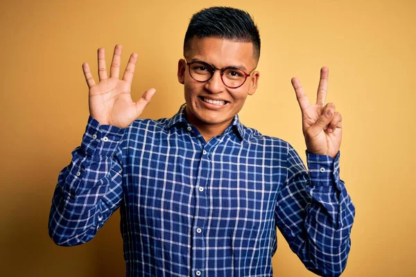 Homem Latino Bonito Jovem Vestindo Camisa Casual Óculos Sobre Fundo — Fotografia de Stock