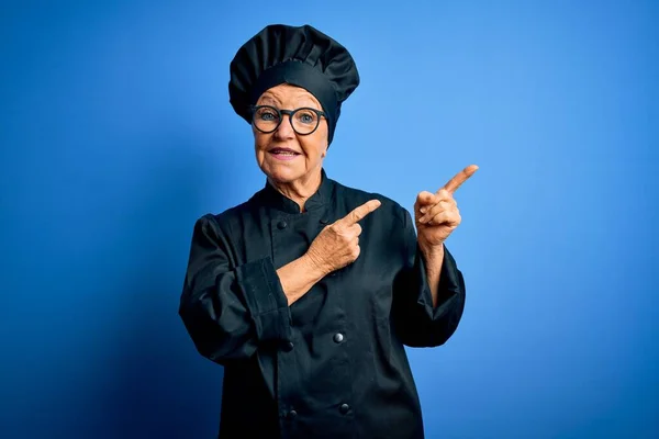 Senior Vacker Gråhårig Kock Kvinna Bär Spis Uniform Och Hatt — Stockfoto