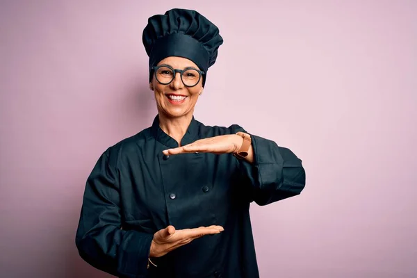 Moyen Âge Brunette Chef Femme Portant Uniforme Cuisinière Chapeau Sur — Photo