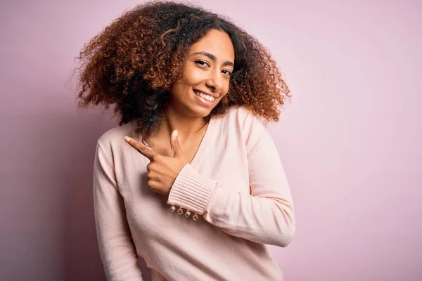 Ung Afrikansk Amerikansk Kvinna Med Afro Hår Bär Casual Tröja — Stockfoto