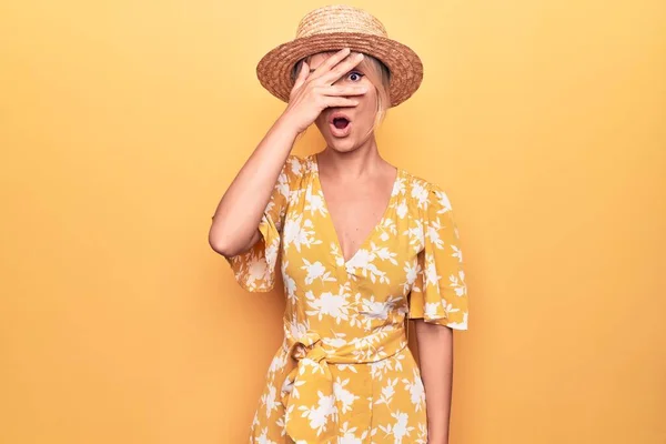 Hermosa Mujer Rubia Vacaciones Con Sombrero Verano Vestido Sobre Fondo —  Fotos de Stock