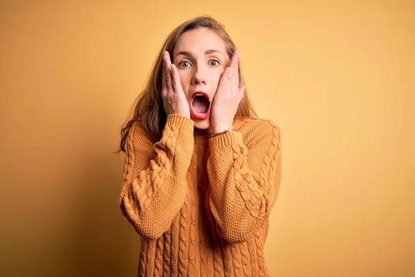 Junge Schöne Blonde Frau Lässigem Pullover Der Über Gelbem Hintergrund — Stockfoto