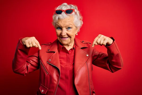 Senior Hermosa Mujer Pelo Gris Vistiendo Chaqueta Roja Casual Gafas — Foto de Stock