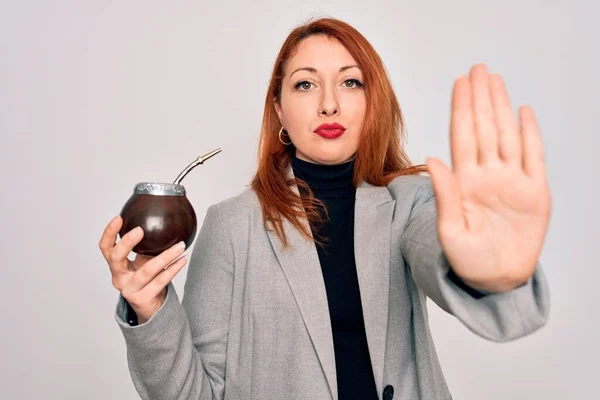 Joven Hermosa Pelirroja Bebiendo Bebida Argentina Mate Sobre Fondo Blanco — Foto de Stock