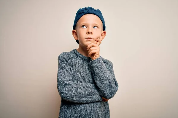 Joven Niño Caucásico Con Ojos Azules Con Gorra Lana Sobre —  Fotos de Stock