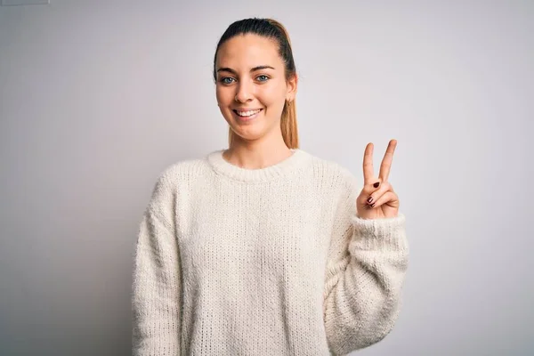 Jovem Mulher Loira Bonita Com Olhos Azuis Vestindo Camisola Casual — Fotografia de Stock