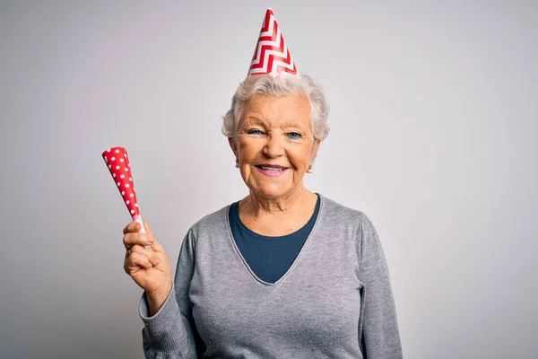 Senior Schöne Grauhaarige Frau Feiert Geburtstag Mit Lustigen Hut Hält — Stockfoto